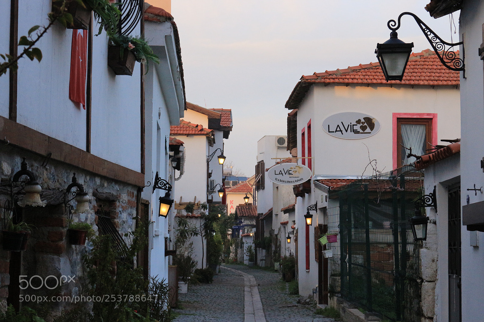 Canon EOS 700D (EOS Rebel T5i / EOS Kiss X7i) sample photo. Old castle city street photography