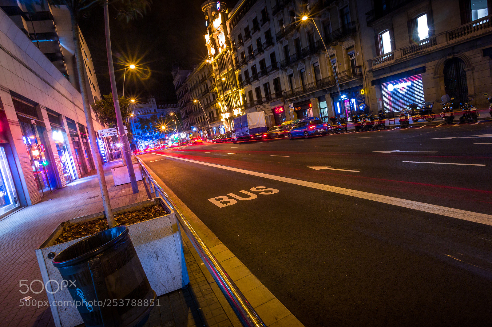 Canon EOS 650D (EOS Rebel T4i / EOS Kiss X6i) sample photo. Busy street in barcelona photography