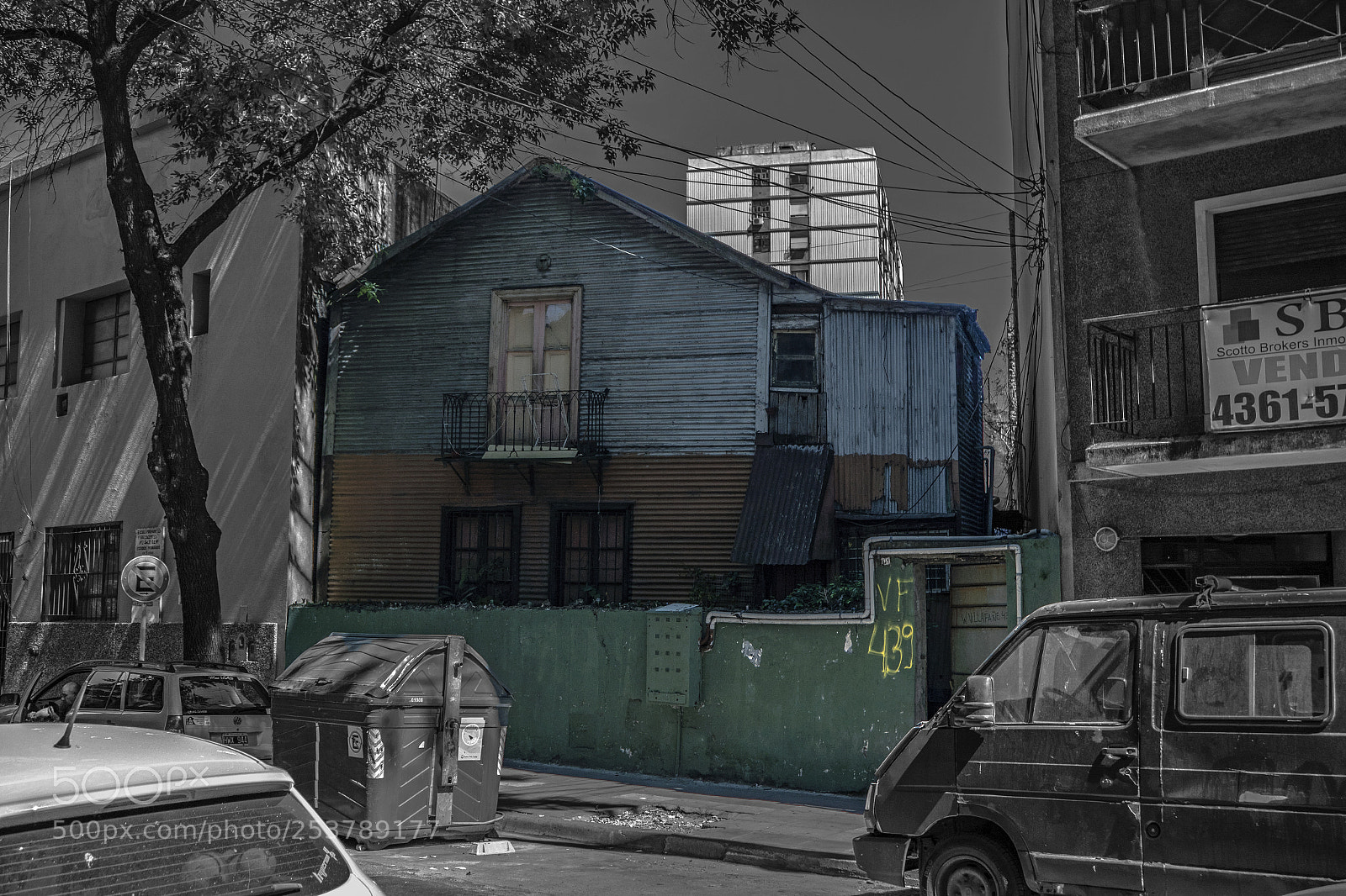 Samsung NX3000 sample photo. Conventillo entre edificios photography