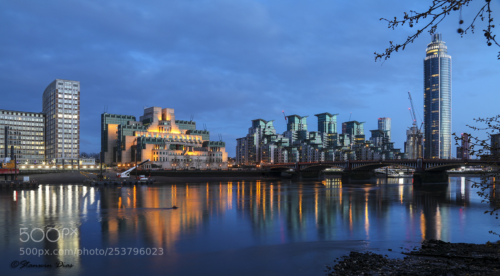 Canon EOS 5D Mark IV sample photo. Architecture at vauxhall bridge photography
