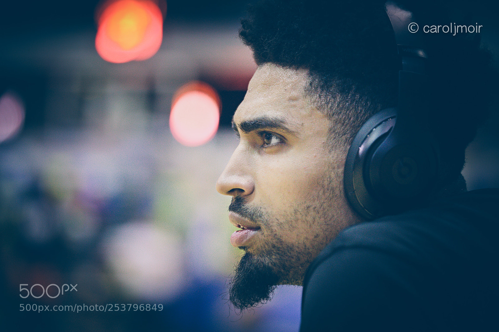 Canon EOS 5D Mark IV sample photo. Watching and listening photography