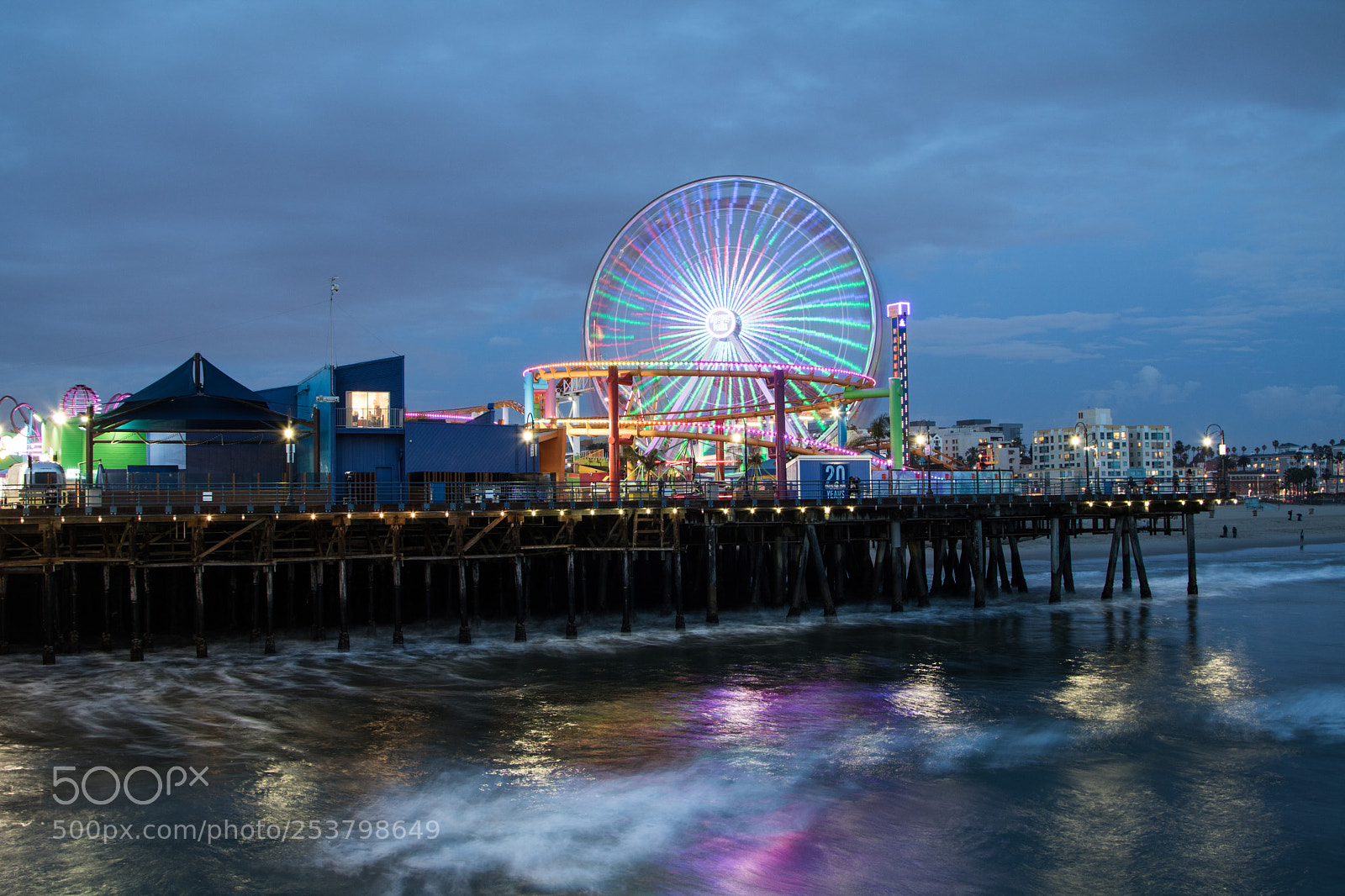 Canon EOS 750D (EOS Rebel T6i / EOS Kiss X8i) sample photo. The pier is alive photography