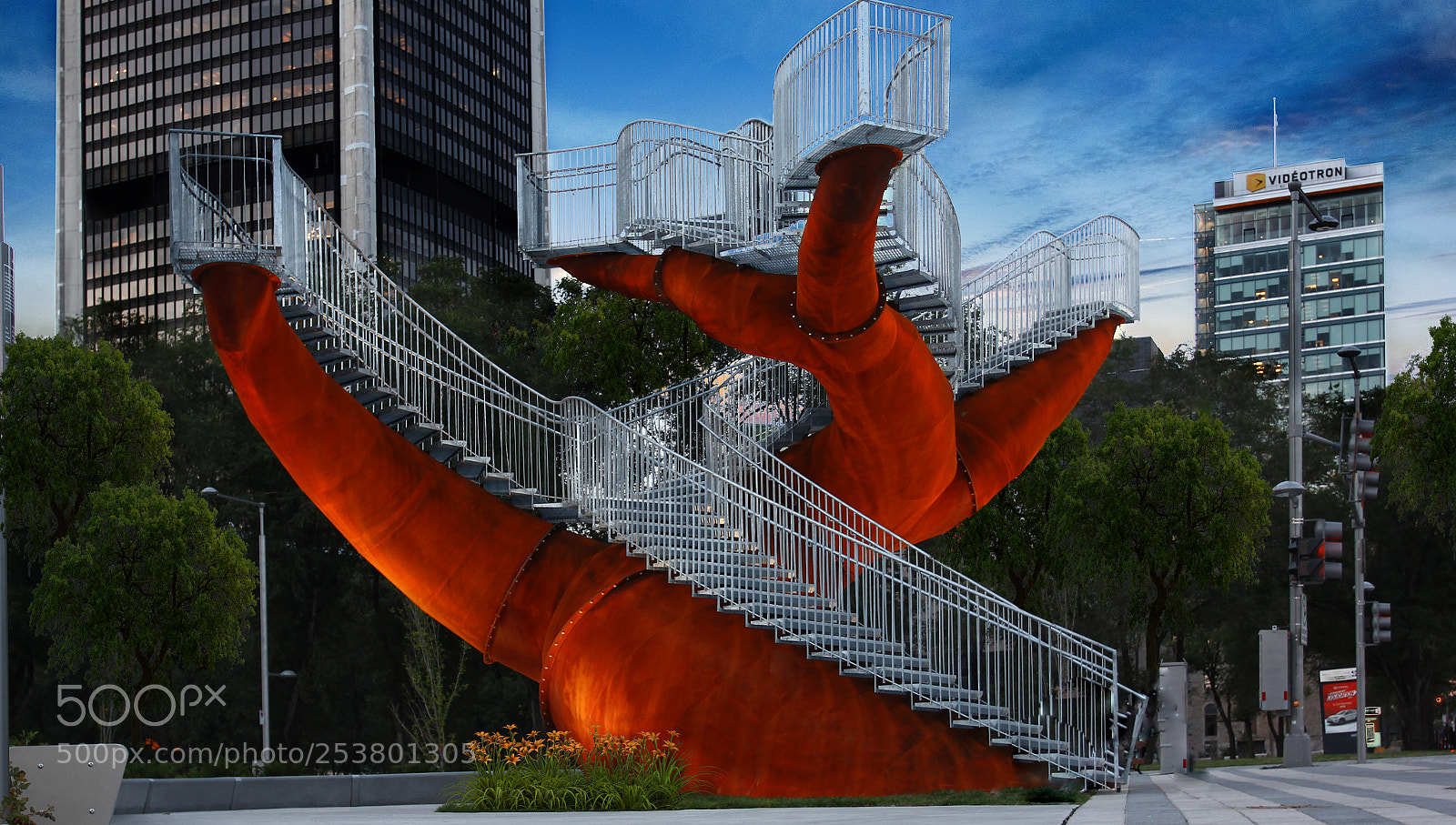 Canon EOS 550D (EOS Rebel T2i / EOS Kiss X4) sample photo. Montreal stairs photography