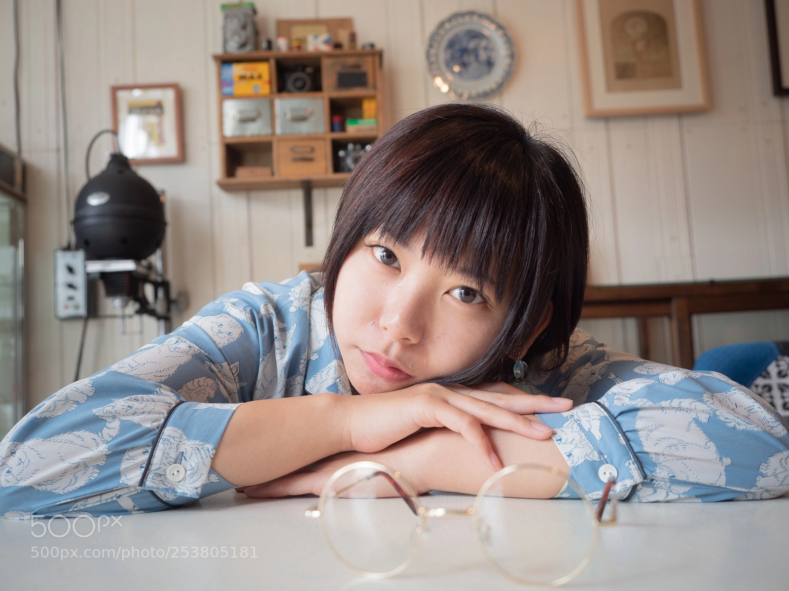 Olympus OM-D E-M1 Mark II sample photo. In the cafe with photography