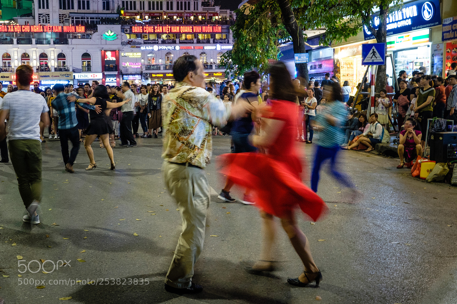 Fujifilm X-T2 sample photo. Dancing in the streets photography