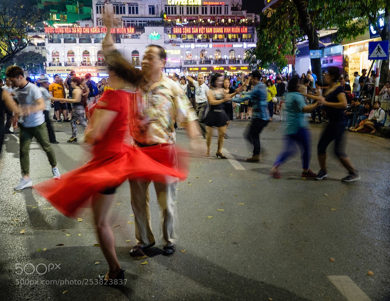 Fujifilm X-T2 sample photo. Dancing in the streets photography