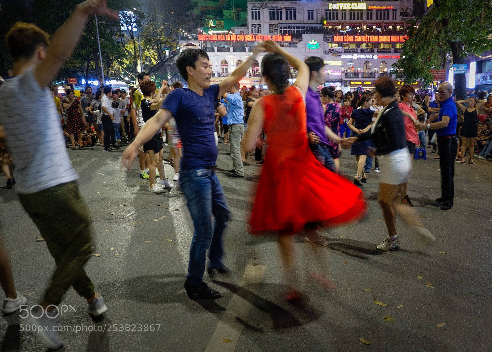 Fujifilm X-T2 sample photo. Dancing in the streets photography