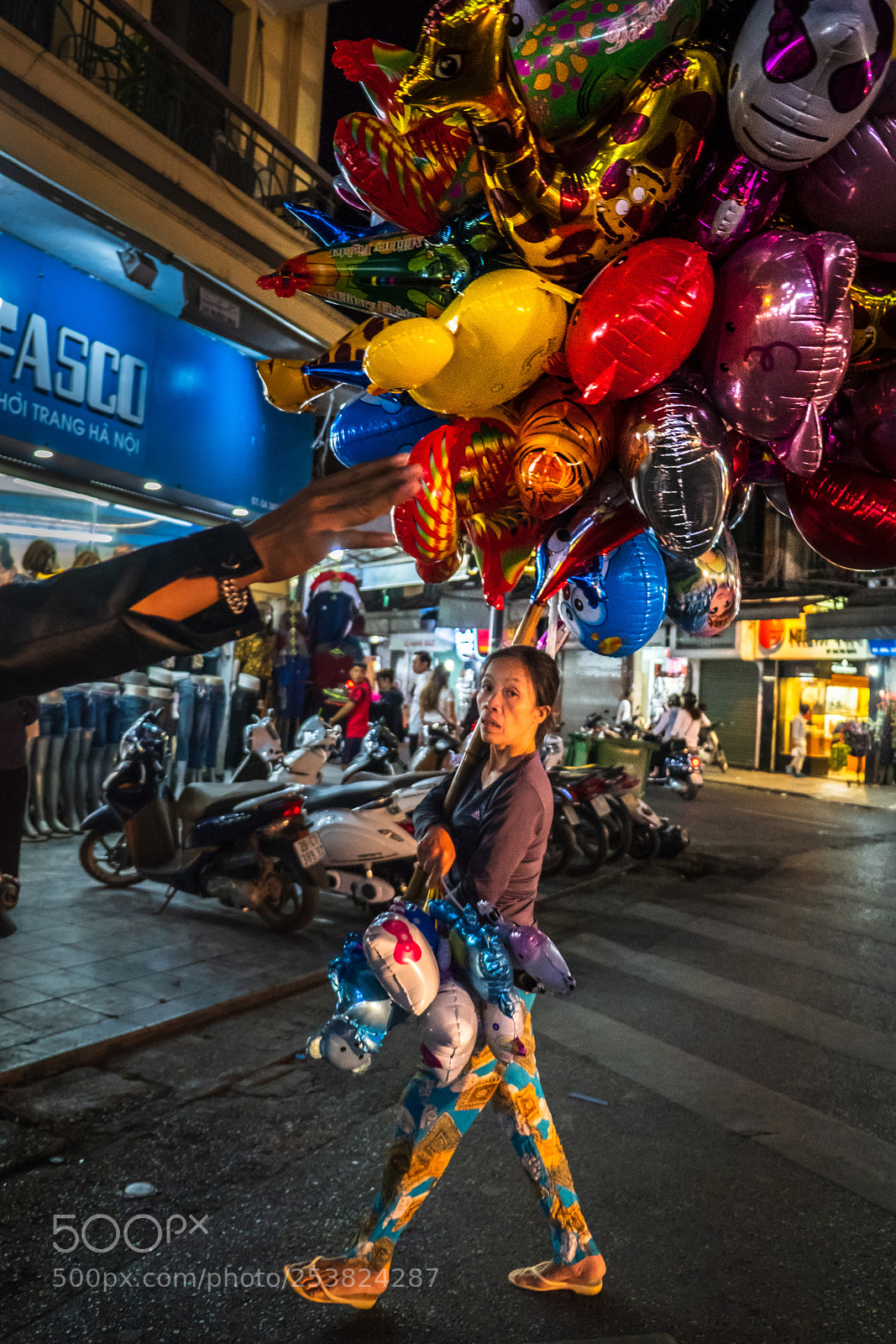 Fujifilm X-T2 sample photo. Balloon seller hanoi photography