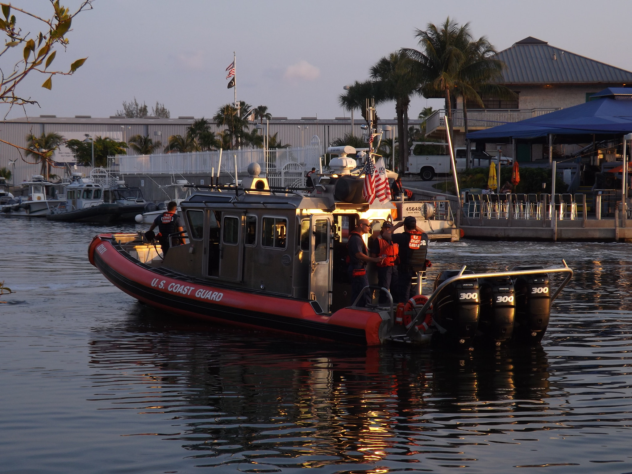 Fujifilm FinePix S4400 sample photo. Fast boat photography