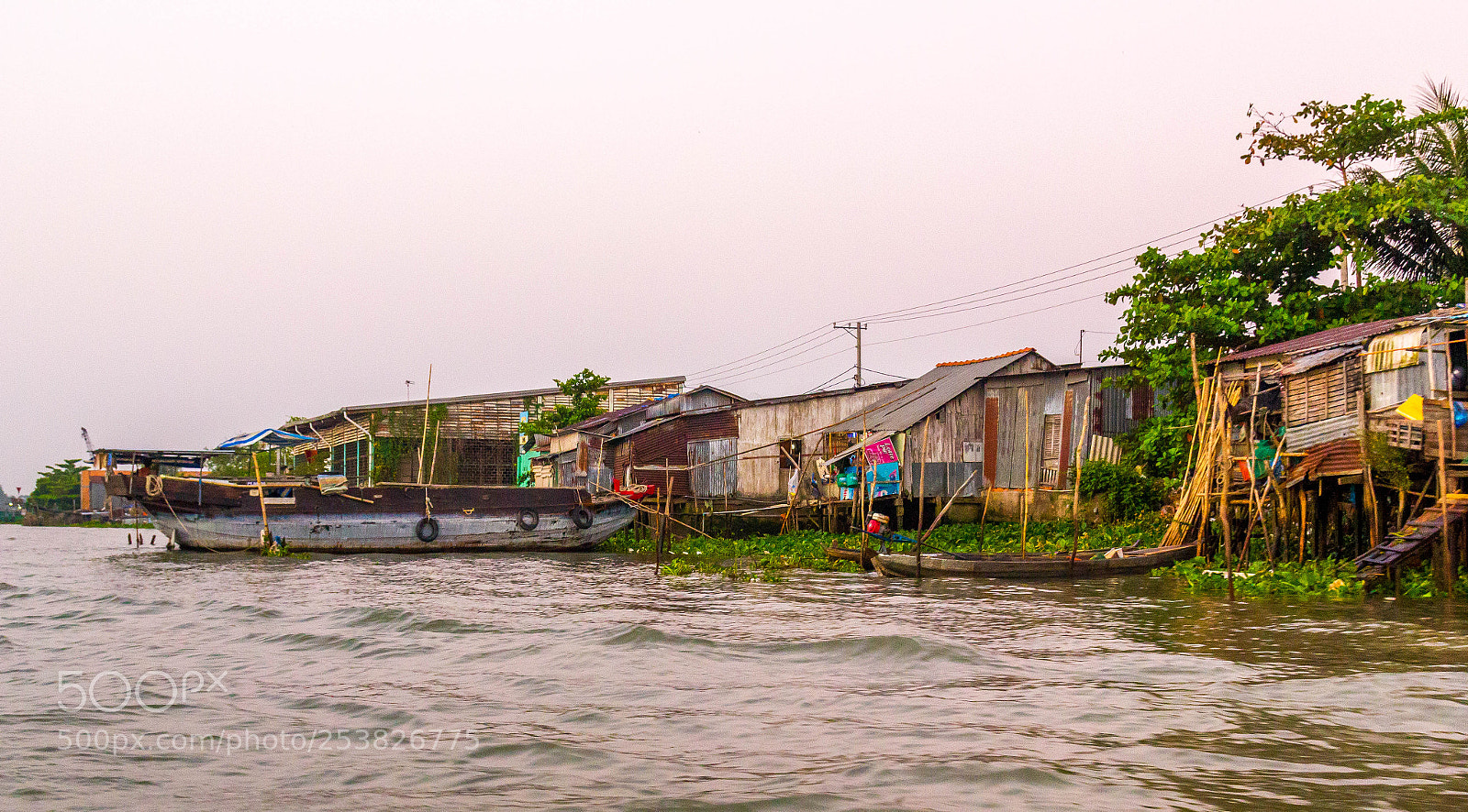 Canon EOS 550D (EOS Rebel T2i / EOS Kiss X4) sample photo. Riverlife in the mekong photography