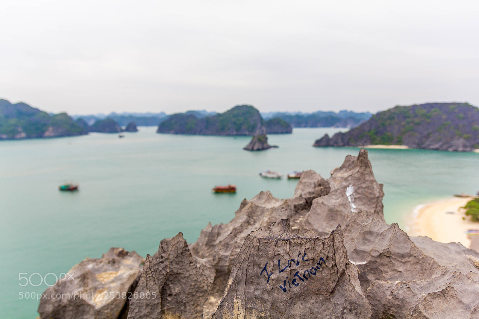 Canon EOS 550D (EOS Rebel T2i / EOS Kiss X4) sample photo. Overlooking ha long bay photography