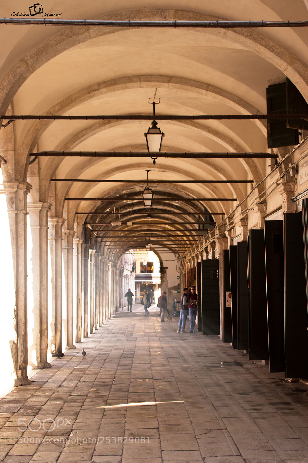 Canon EOS 1300D (EOS Rebel T6 / EOS Kiss X80) sample photo. Archway in venice photography