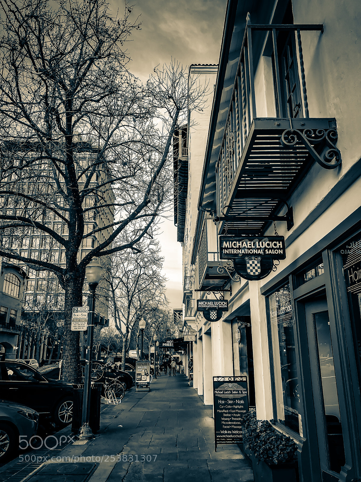 Apple iPhone X sample photo. Evening street in black photography