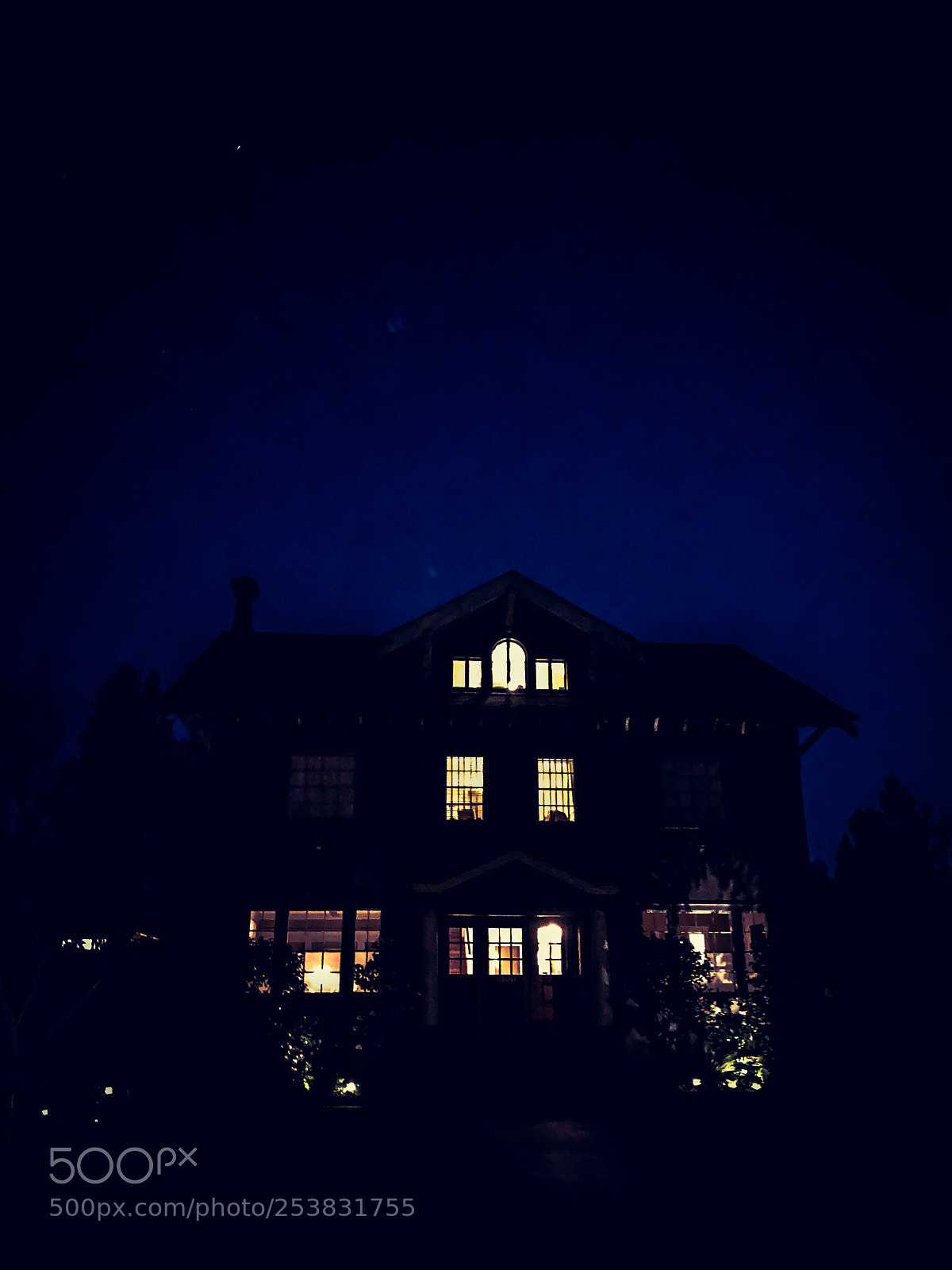 Apple iPhone X sample photo. House at night photography