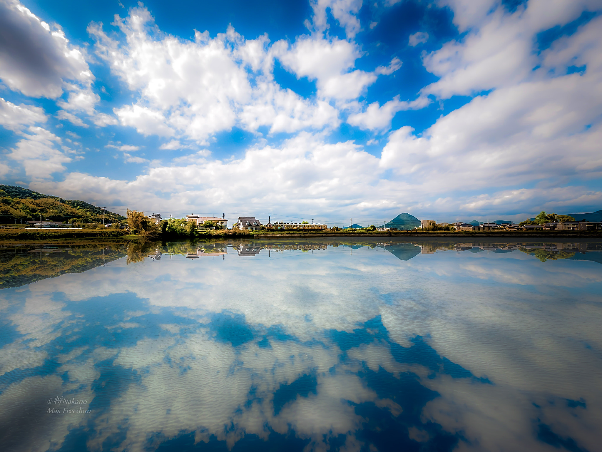 Panasonic Lumix DC-GX850 (Lumix DC-GX800 / Lumix DC-GF9) sample photo. Reflection of kotoden. photography