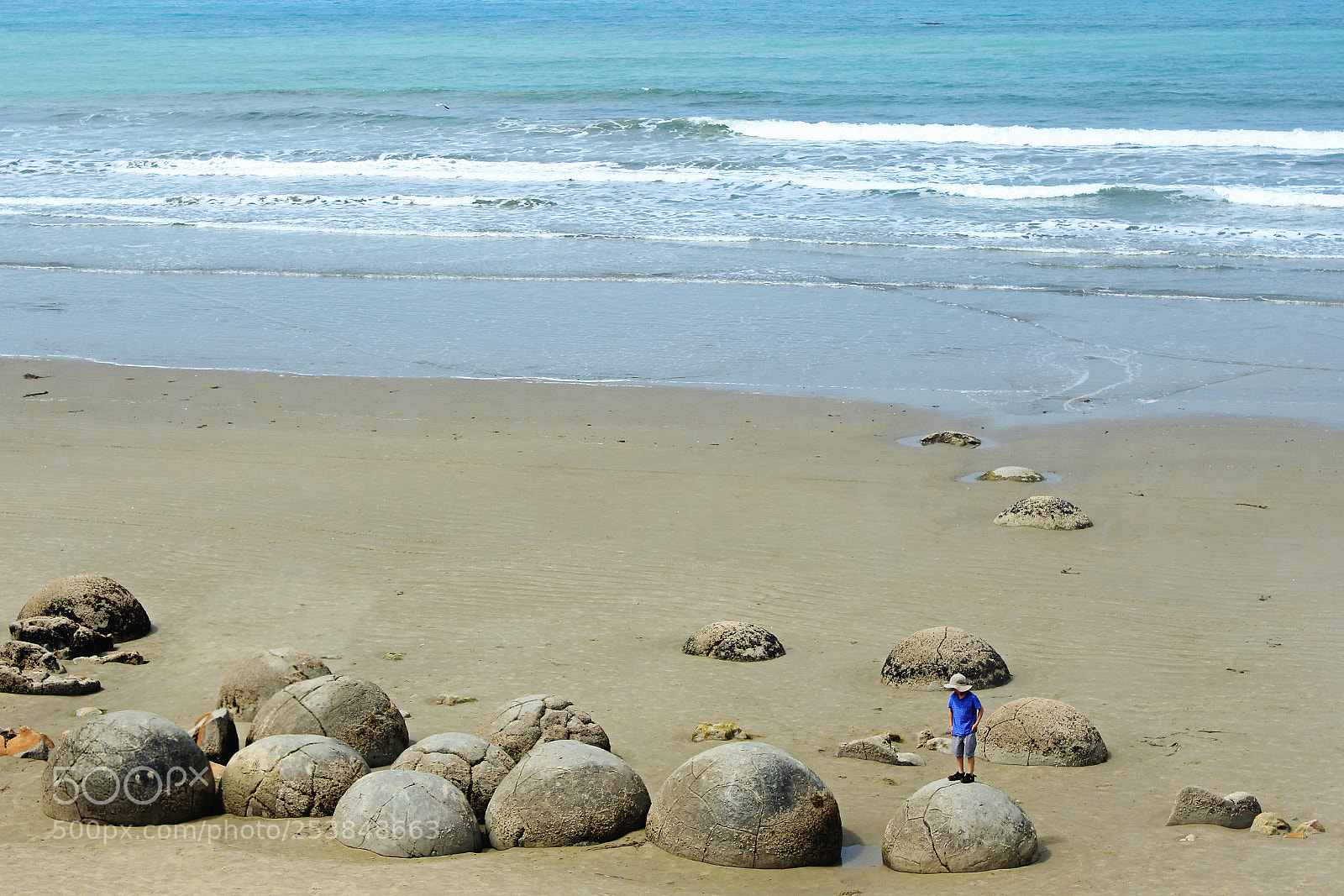Canon EOS 600D (Rebel EOS T3i / EOS Kiss X5) sample photo. A little boy standing photography
