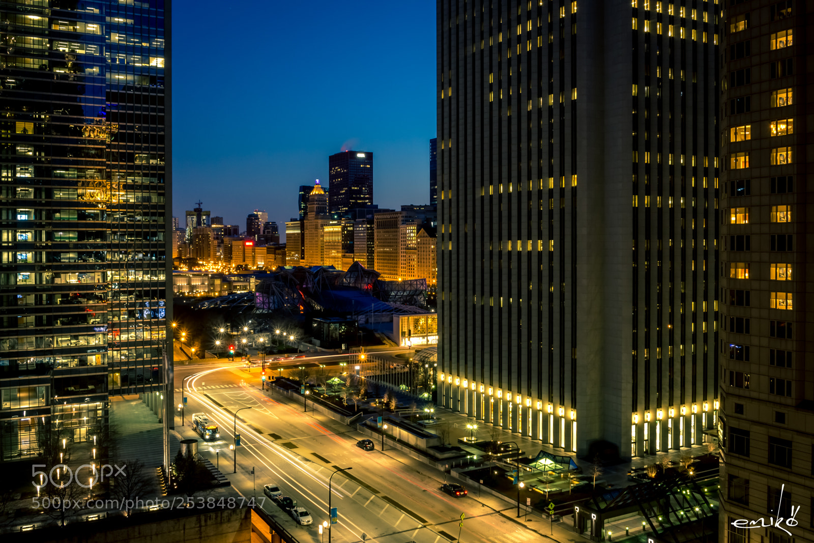Canon EOS 700D (EOS Rebel T5i / EOS Kiss X7i) sample photo. Quick peek at downtown photography