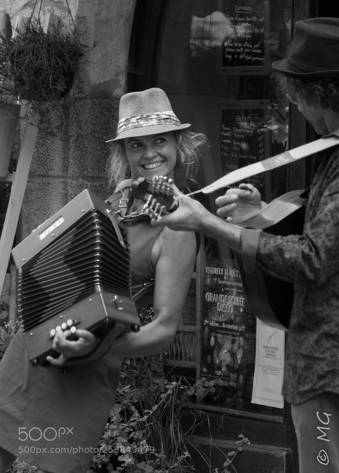 Pentax K-30 sample photo. Music of street photography