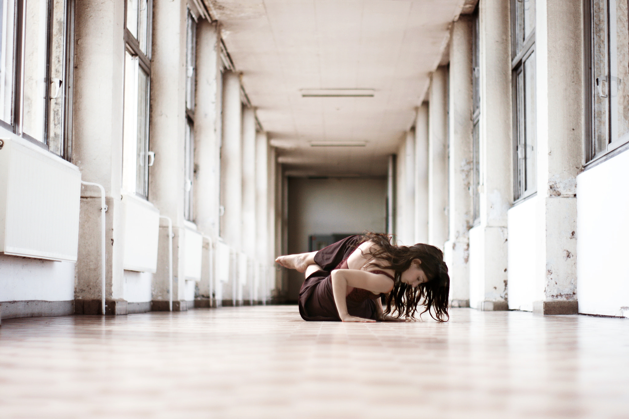 Sony Alpha DSLR-A700 + Sony 50mm F1.4 sample photo. Mathilde is dancing in an hospital corridor photography