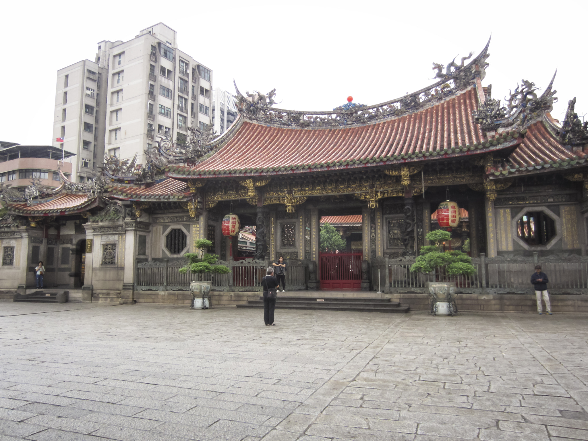 Canon PowerShot ELPH 300 HS (IXUS 220 HS / IXY 410F) sample photo. Mengjia longshan buddhist temple taipei taiwan photography