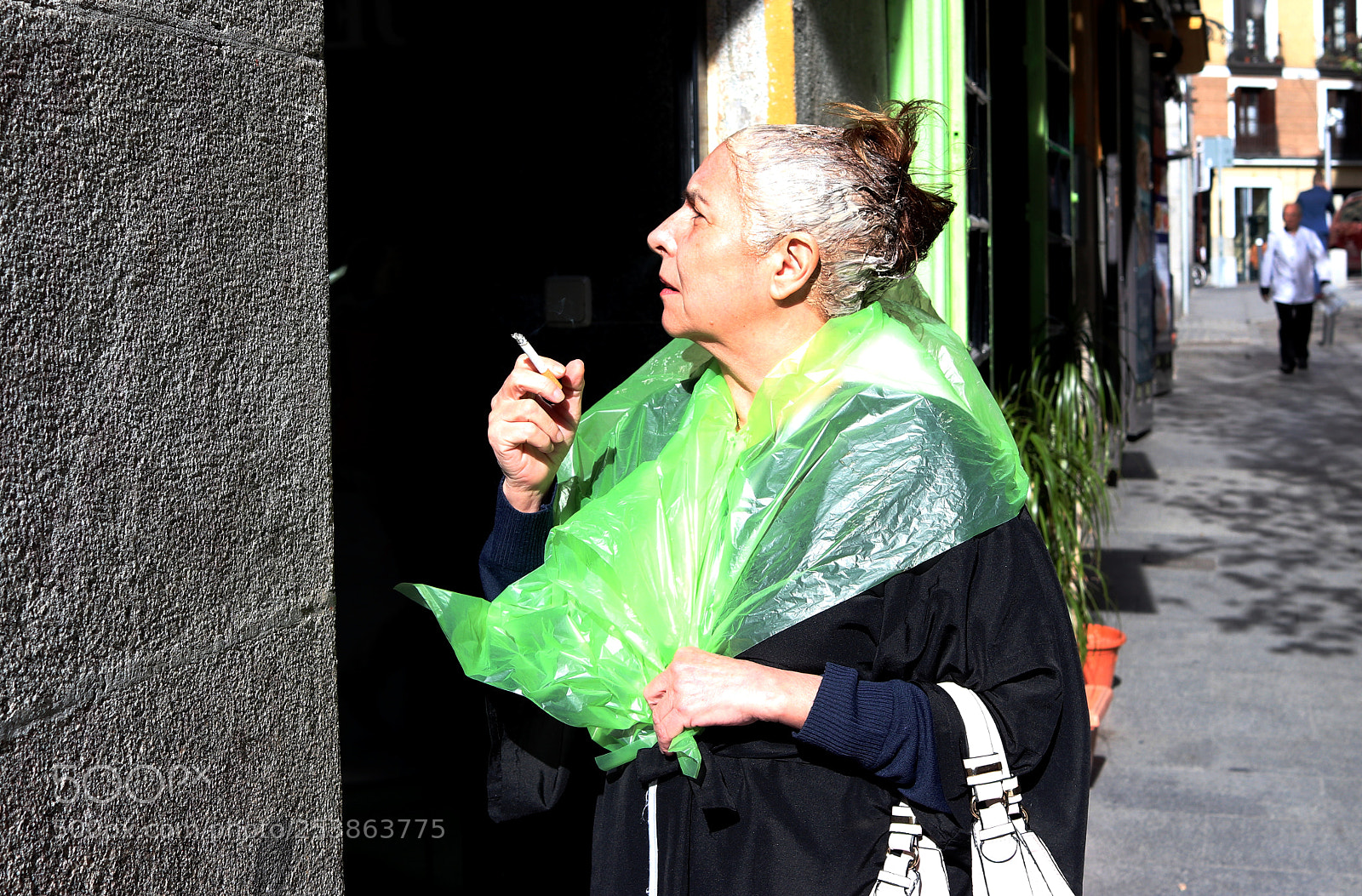 Canon EOS 200D (EOS Rebel SL2 / EOS Kiss X9) sample photo. Il parrucchiere insegue..... photography