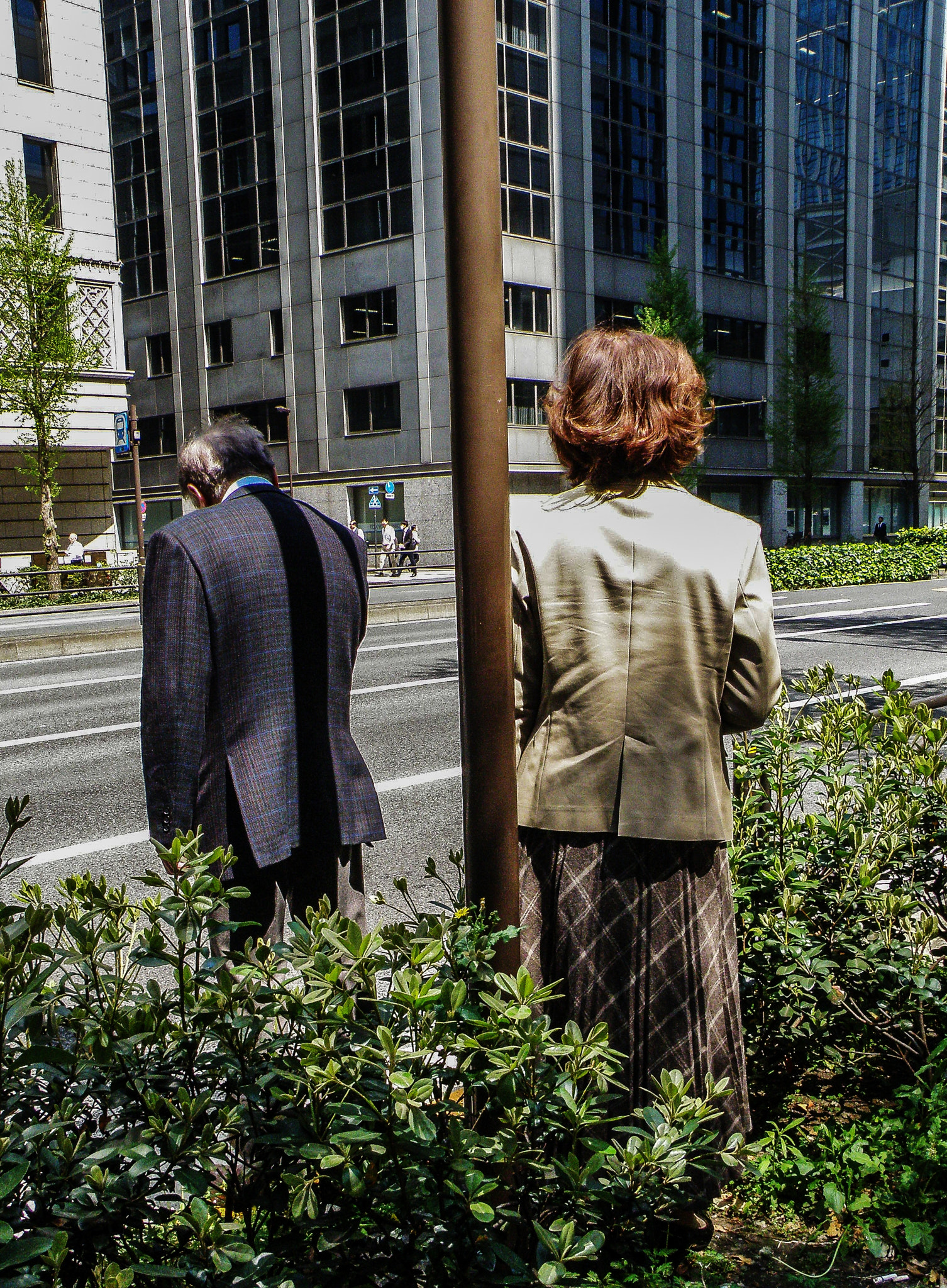 Olympus SP570UZ sample photo. Two people looking backwards photography
