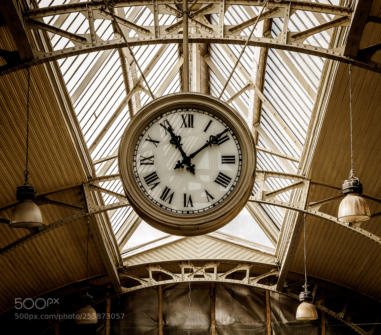Olympus PEN E-PL7 sample photo. Railway station's clock photography