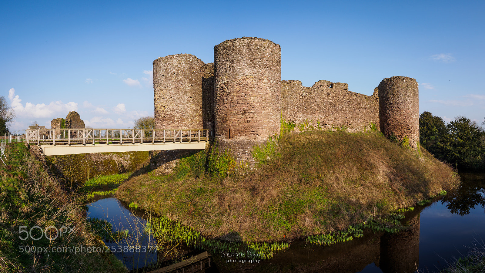 Olympus OM-D E-M10 II sample photo. White castle from below photography