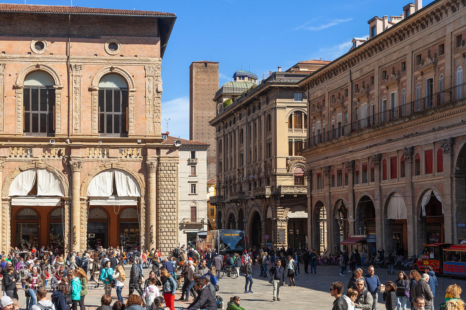 Canon EOS 5D Mark II sample photo. Bologna piazza maggiore photography