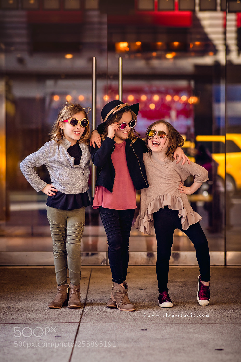 Canon EOS 5D Mark IV sample photo. Girls in the city photography