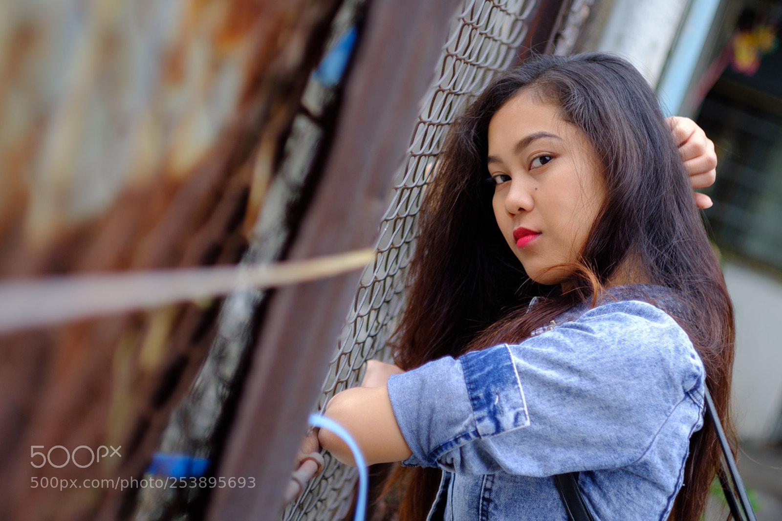 Fujifilm X-T20 sample photo. Girl leaned on fence photography