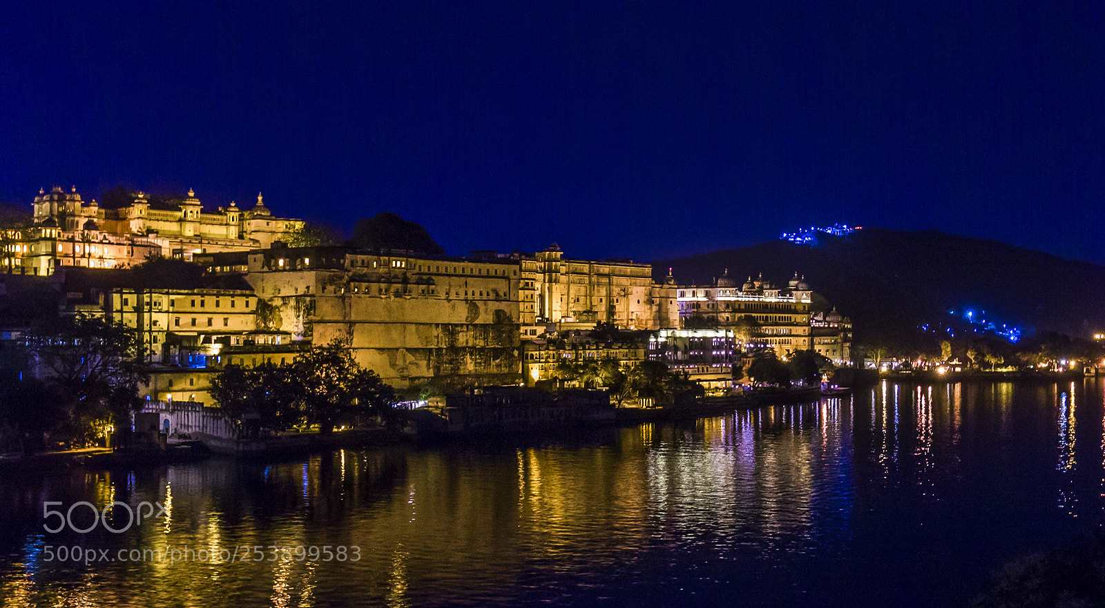 Canon EOS 550D (EOS Rebel T2i / EOS Kiss X4) sample photo. Udaipur palace by the photography