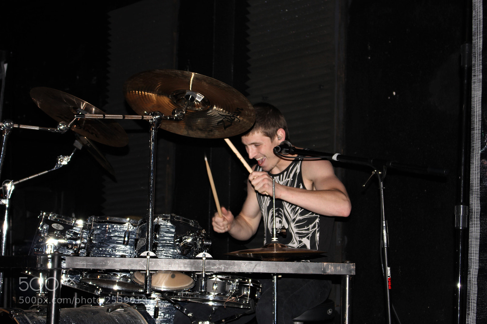 Canon EOS 550D (EOS Rebel T2i / EOS Kiss X4) sample photo. Within sight - drummer photography