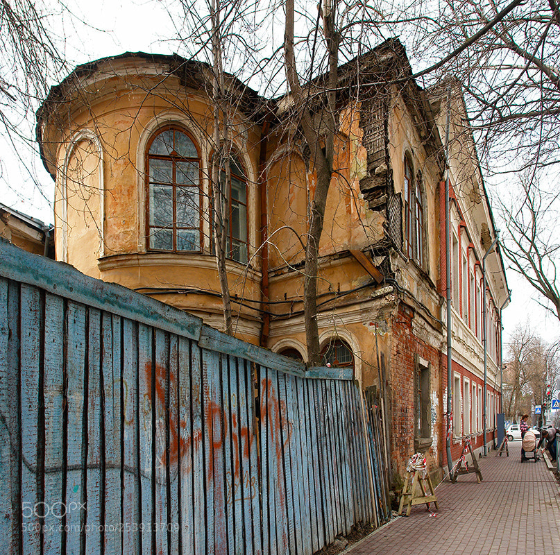 Sony DSC-R1 sample photo. Здесь жили героини пьесы Чехова " Три сестры" photography