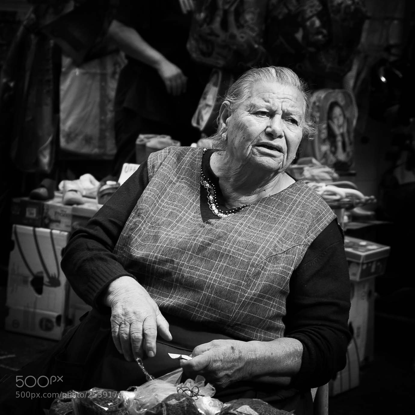 Fujifilm X-T10 sample photo. La signora del mercato photography