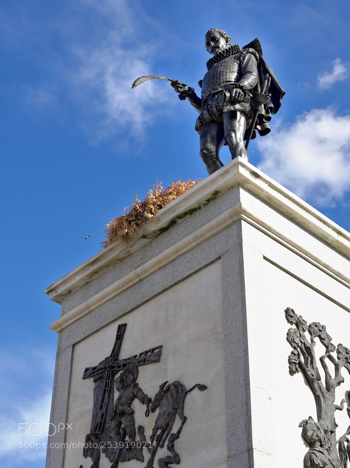 Olympus OM-D E-M10 III sample photo. Statue of cervantes photography