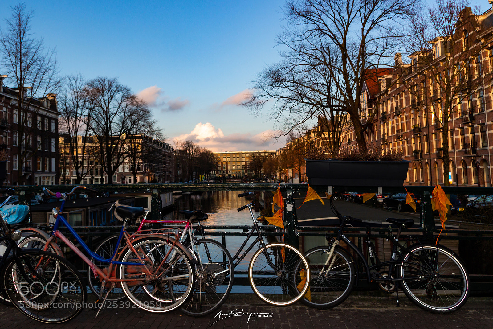 Canon EOS 600D (Rebel EOS T3i / EOS Kiss X5) sample photo. Bikes canal photography