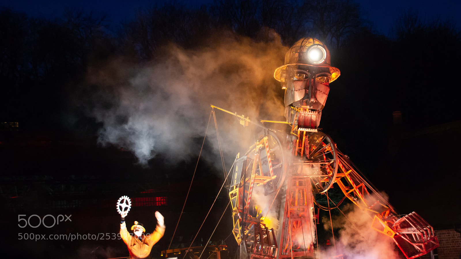 Canon EOS 550D (EOS Rebel T2i / EOS Kiss X4) sample photo. The man engine at photography