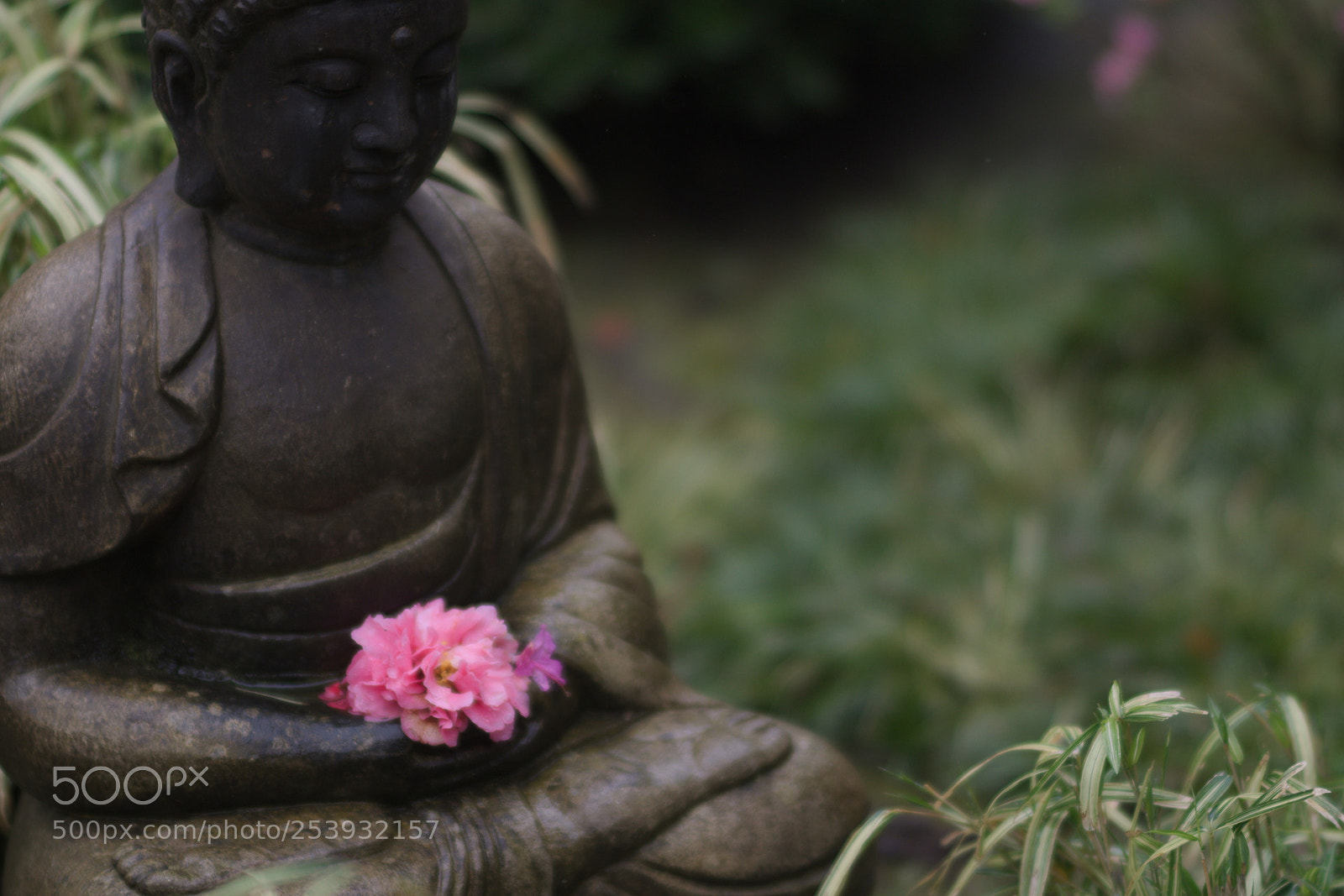 Pentax K-3 sample photo. Statue holding flower photography