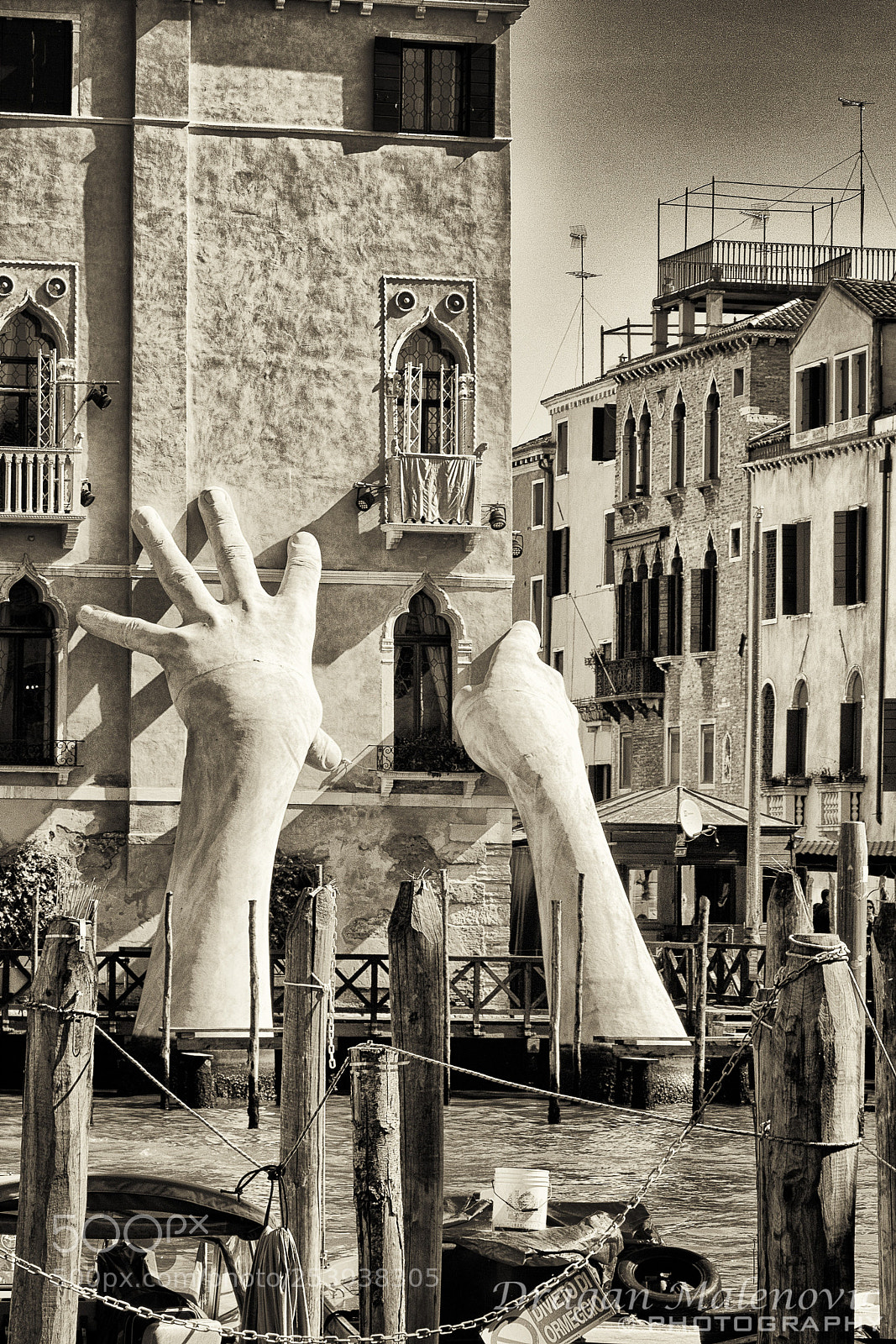 Canon EOS 650D (EOS Rebel T4i / EOS Kiss X6i) sample photo. Supporting hands in venice photography