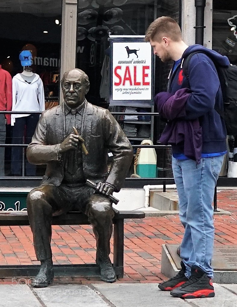 Sony a6500 sample photo. Talking to a statue photography