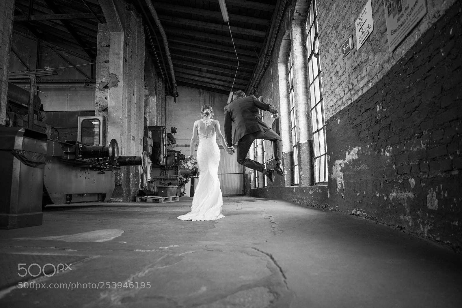 Nikon D810 sample photo. Sprung in den zug photography