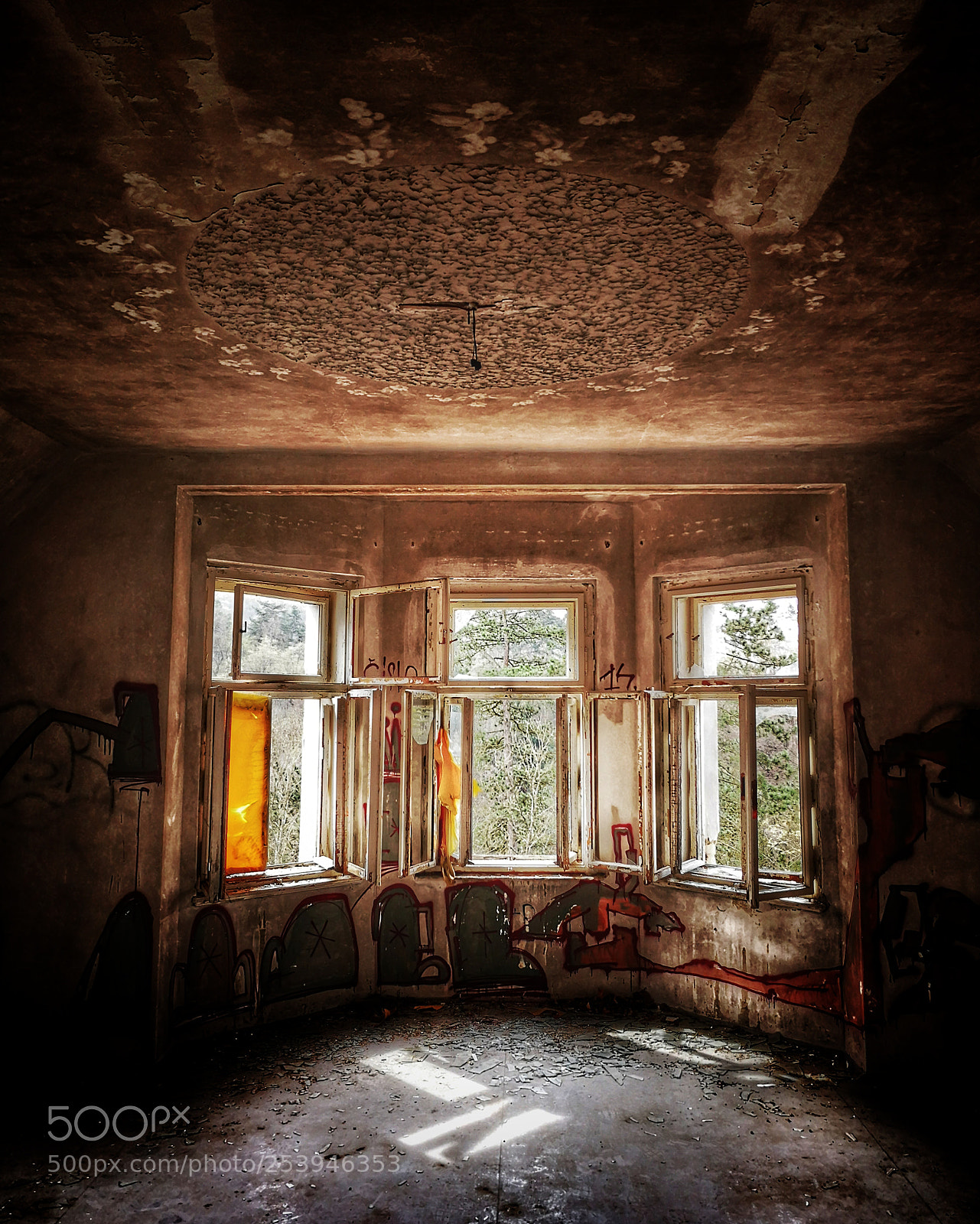 HUAWEI P20 sample photo. Abandoned house photography