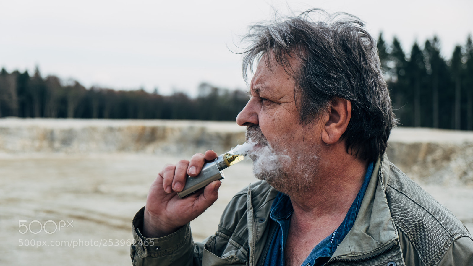 Fujifilm X-T20 sample photo. Old man with casual photography