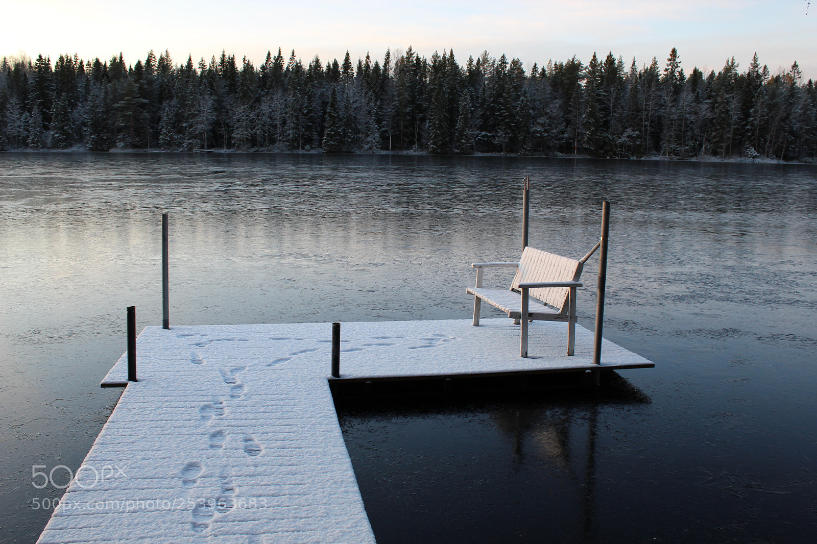 Canon EOS 600D (Rebel EOS T3i / EOS Kiss X5) sample photo. Footprints on snow photography