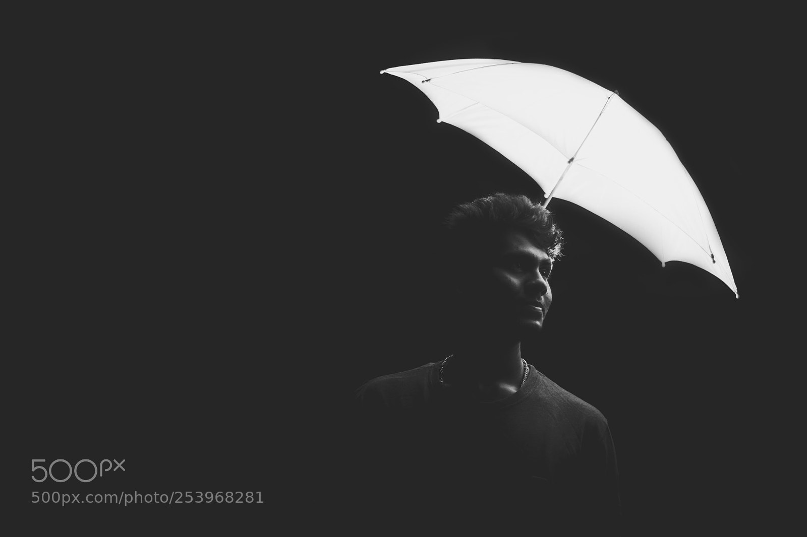 Canon EOS 5D Mark IV sample photo. Umbrella in a dark photography