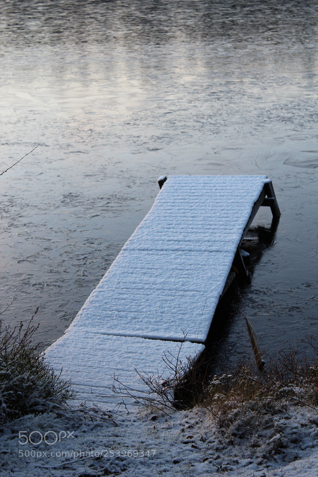 Canon EOS 600D (Rebel EOS T3i / EOS Kiss X5) sample photo. Snow on dock photography