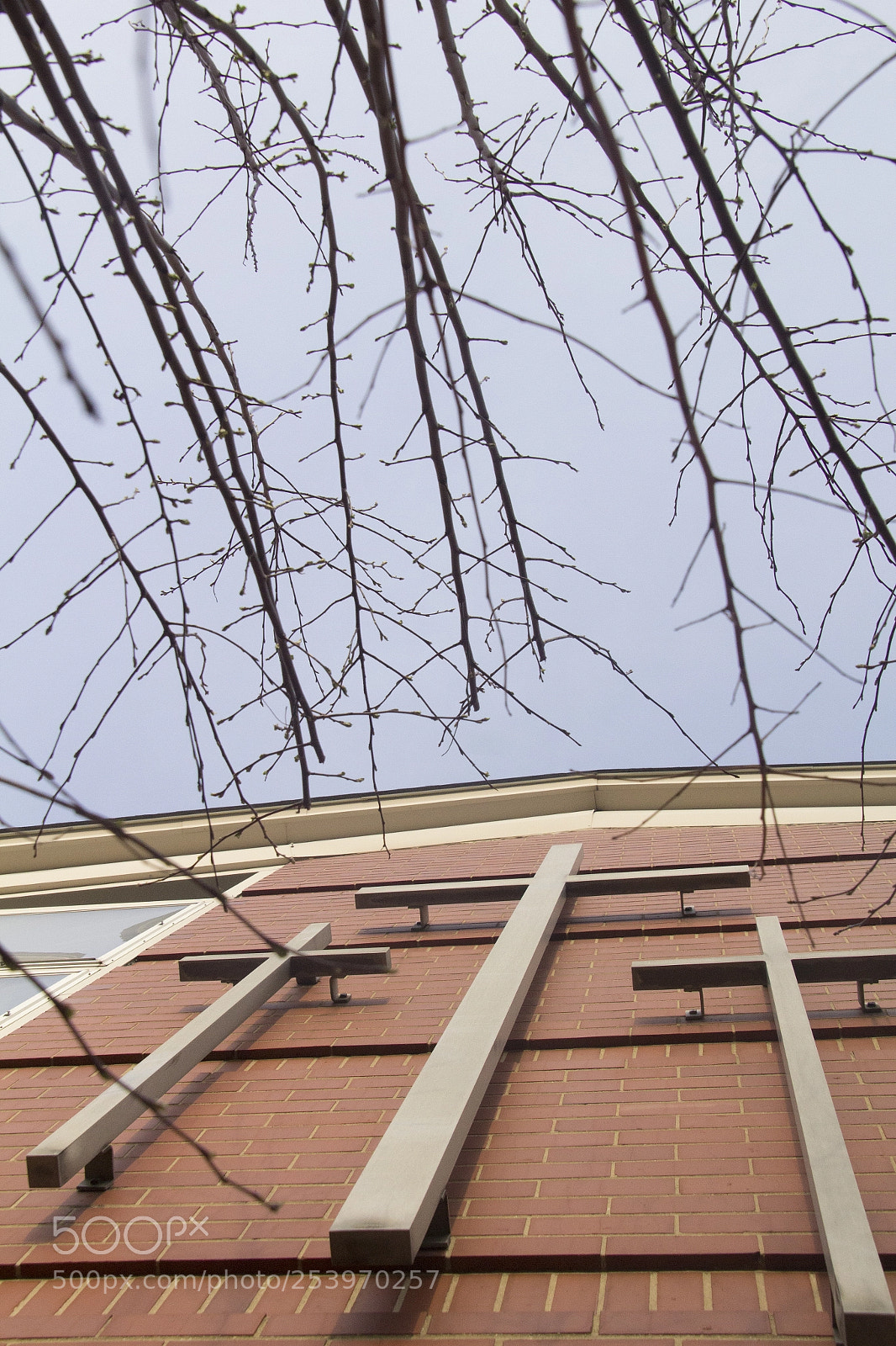 Canon EOS 1200D (EOS Rebel T5 / EOS Kiss X70 / EOS Hi) sample photo. Crosses and red brick photography