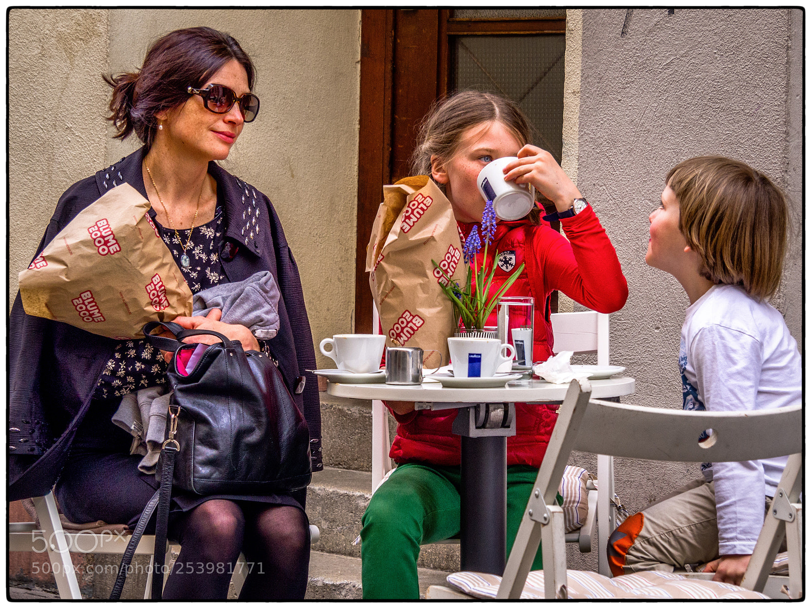 Olympus OM-D E-M10 II sample photo. A family in the photography