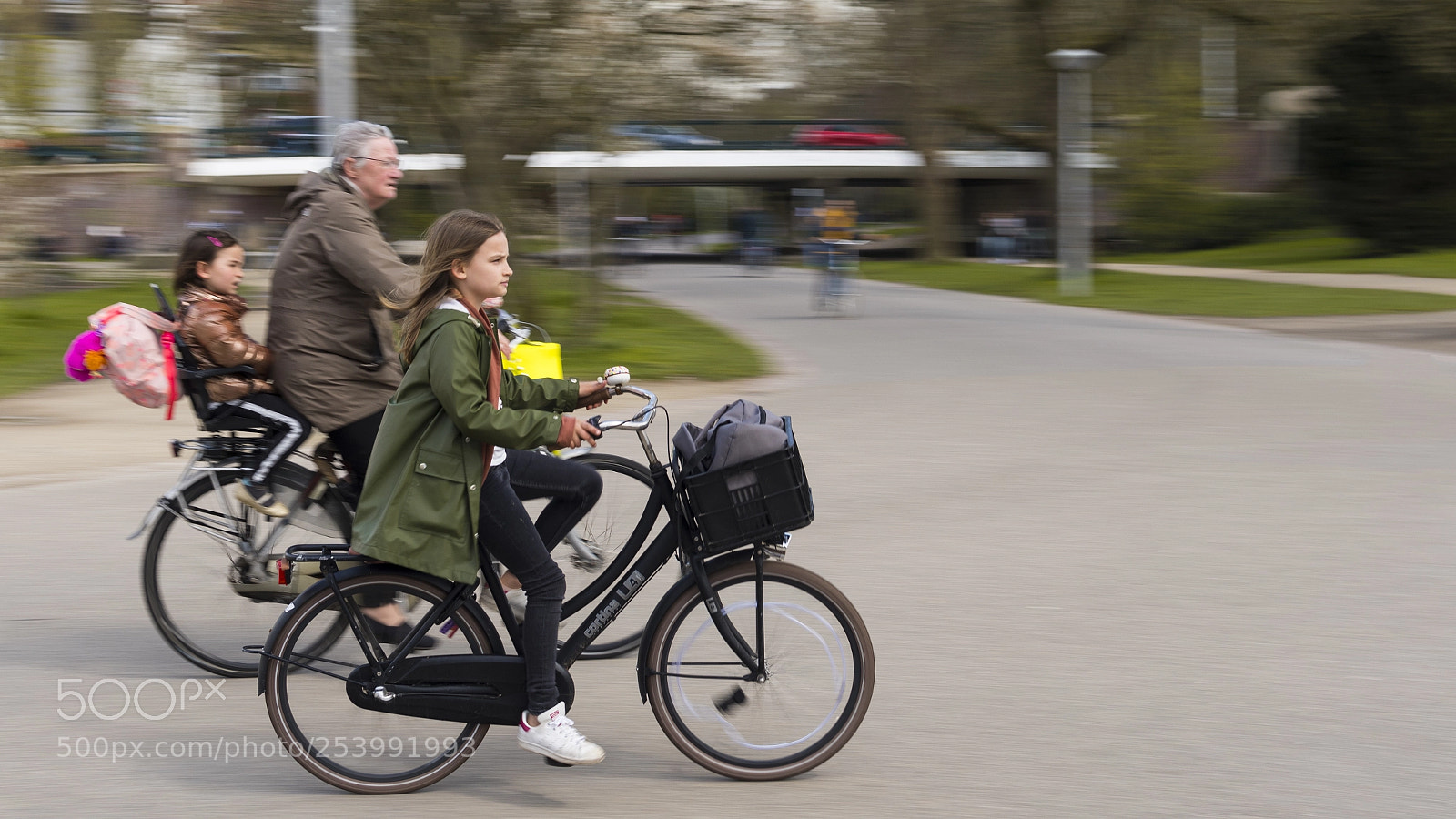 Nikon D500 sample photo. Family cycling to school photography